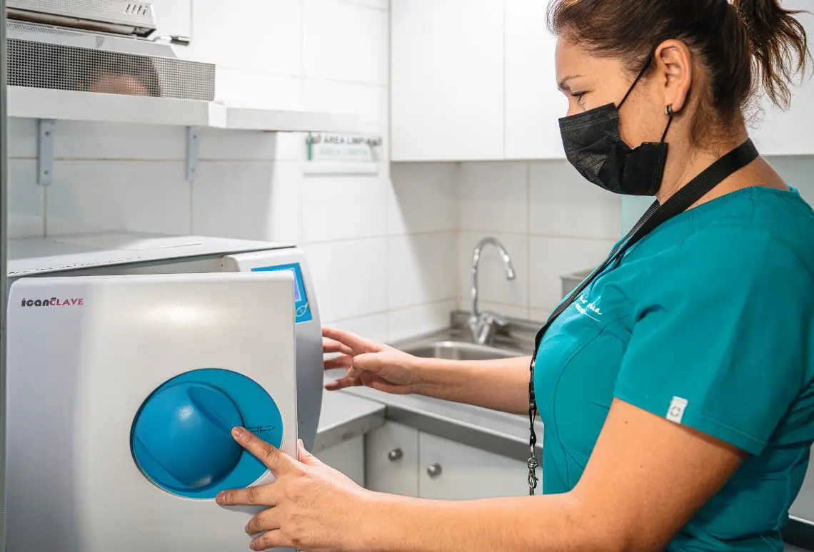 protocolos internos de esterilización y cuidado.